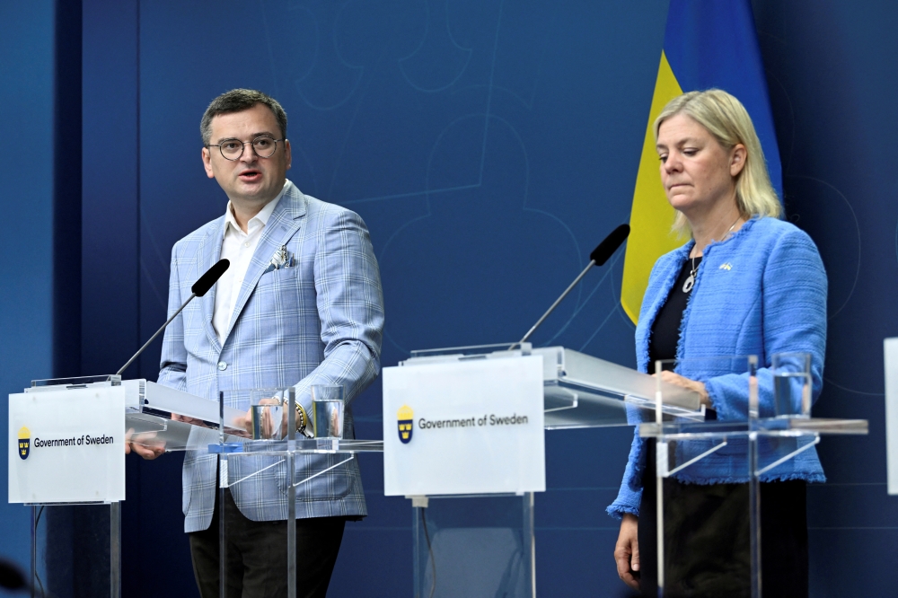 Ukrainian Foreign Minister Dmytro Kuleba and Swedish Prime Minister Magdalena Andersson attend a news conference in Stockholm, Sweden, August 29, 2022. TT News Agency/ Jessica Gow via REUTERS