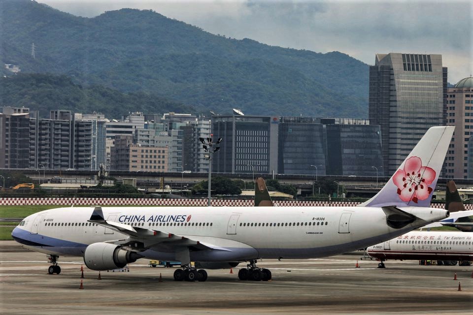 A passenger jet of Taiwan's China Airlines at Taipei Songshan Airport in Taipei, Taiwan, June 8, 2020. (REUTERS/Ann Wang)