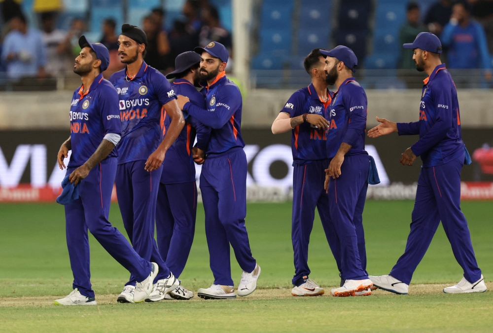 India's Virat Kohli celebrates with teammates after their Asian Cup match against Hong Kong at the Dubai International Cricket Stadium, Dubai, on August 31, 2022.  REUTERS/Christopher Pike