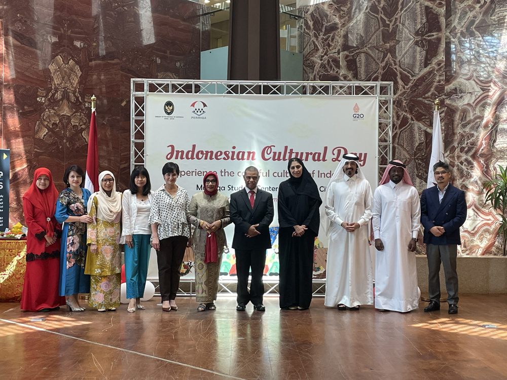 Officials during the Indonesian Cultural Day  celebrations, on Wednesday, led by Indonesian Ambassador to Qatar, H E Ridwan Hassan along with Faycal Haman Adama, Directorate of Cultural Diplomacy, Qatar Museums; Aysha Al Mudahka, Director of Strategic Initiatives and Partnerships, Qatar Foundation; Alexandru Rosca, from the Communications Office, Qatar Foundation, among others. 
PIC: Joelyn Baluyut/The Peninsula