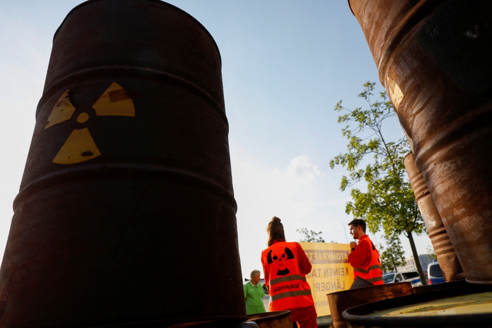 Greenpeace activists protest ahead of a news conference held by German Economy Minister Robert Habeck, in Berlin, Germany, September 5, 2022. (REUTERS/Michele Tantussi)