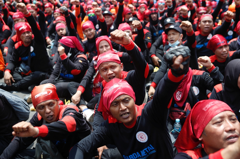 Members of Indonesian labour organizations protest against the government outside the Indonesian Parliament following raised subsidised fuel prices in Jakarta, Indonesia, September 6, 2022. REUTERS/Ajeng Dinar Ulfiana