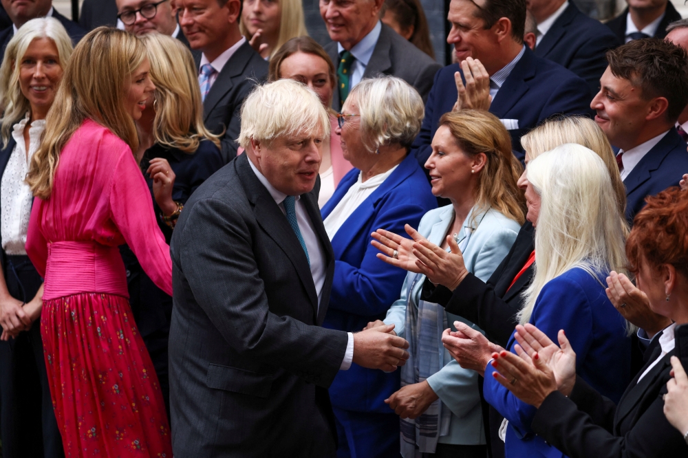 Outgoing British Prime Minister Boris Johnson, with his wife Carrie Johnson, greets people after delivering a speech on his last day in office, outside Downing Street, in London, Britain September 6, 2022. Reuters/Henry Nicholls