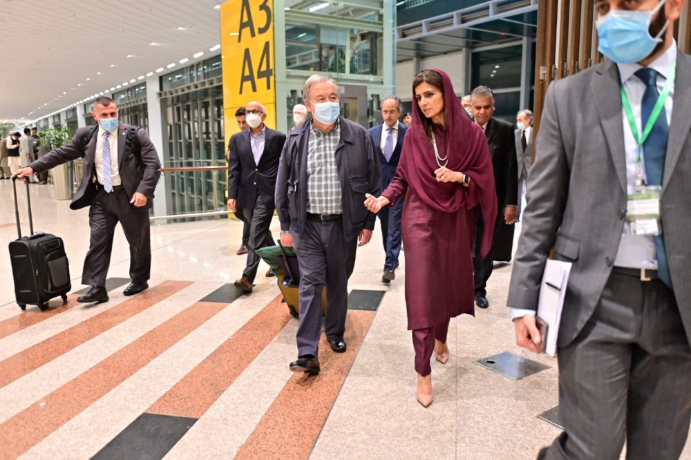 Antonio Guterres, United Nations Secretary General, walks with Pakistan's Minister of State for Foreign Affairs Hina Rabbani Khar, upon his arrival at the Islamabad International Airport in Islamabad, Pakistan September 9, 2022. Press Information Department (PID)/Handout via REUTERS