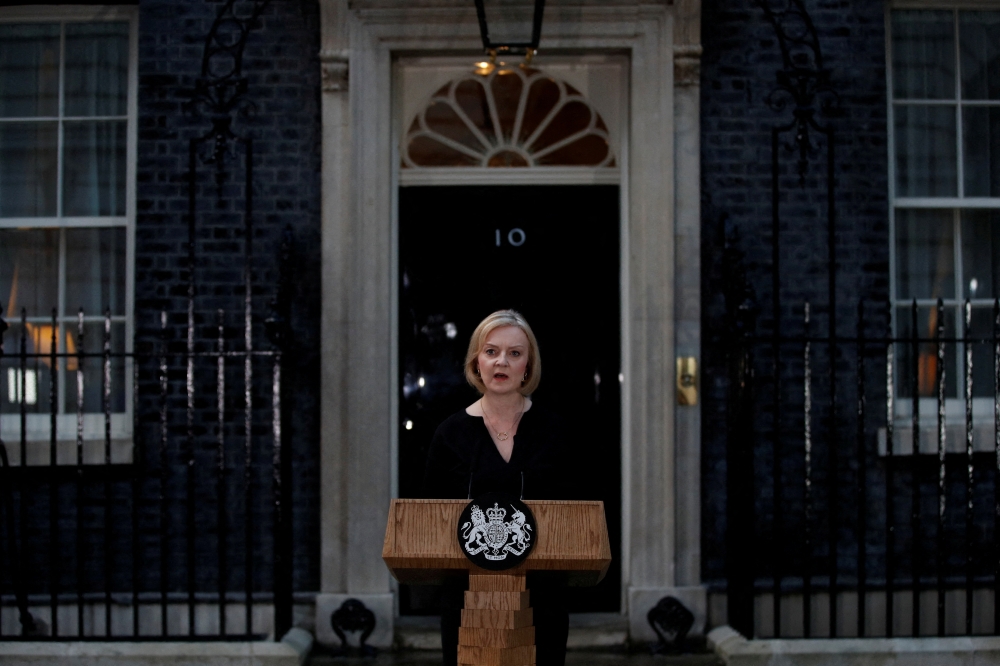 British Prime Minister Liz Truss delivers a speech outside 10 Downing Street after Queen Elizabeth, Britain's longest-reigning monarch and the nation's figurehead for seven decades, has died aged 96, according to Buckingham Palace, in Downing Street in London, Britain September 8, 2022. REUTERS/Peter Nicholls/File Photo