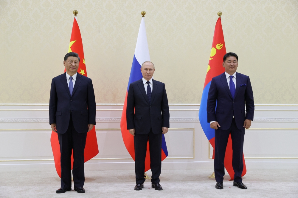 Chinese President Xi Jinping, Russian President Vladimir Putin and Mongolian President Ukhnaa Khurelsukh pose for a picture during a meeting on the sidelines of the Shanghai Cooperation Organization (SCO) summit in Samarkand, Uzbekistan, on September 15, 2022. Sputnik/Alexandr Demyanchuk/Pool via REUTERS