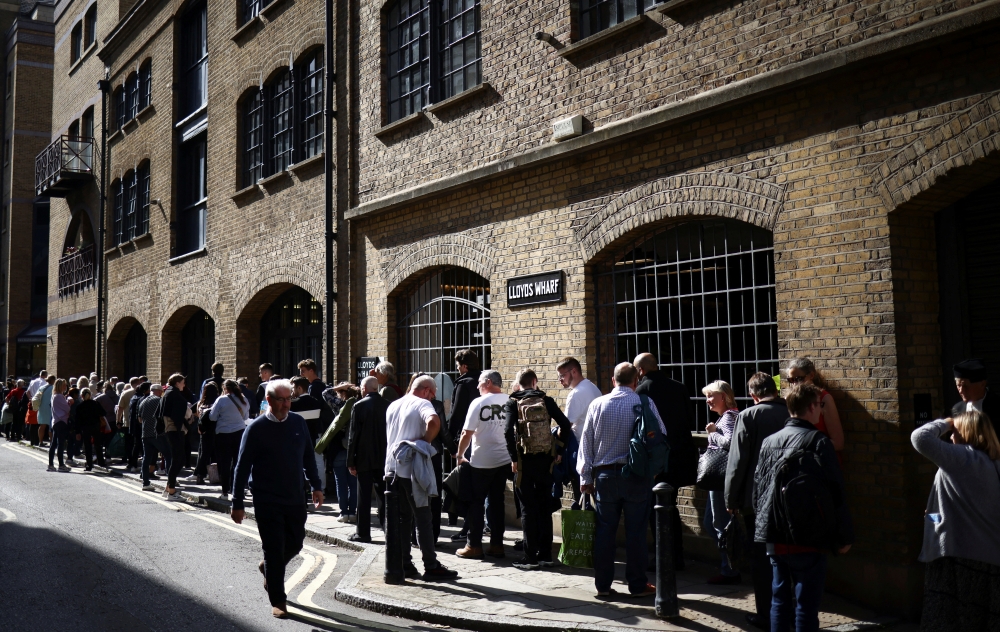 People queue near Bermondsey to pay their respects, following the death of Britain's Queen Elizabeth in London on September 15, 2022. REUTERS/Henry Nicholls