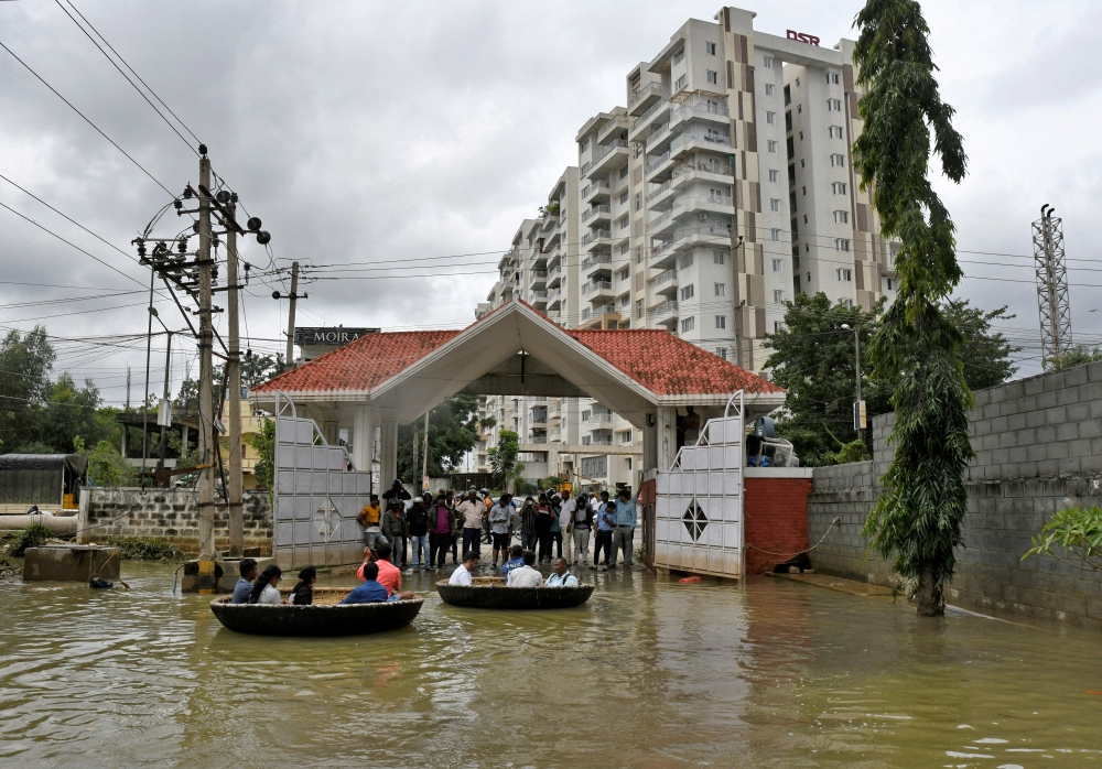 People use Coracle boats to move through a water-logged neighbourhood following torrential rains in Bengaluru, India, September 7, 2022. REUTERS/Samuel Rajkumar/File Photo