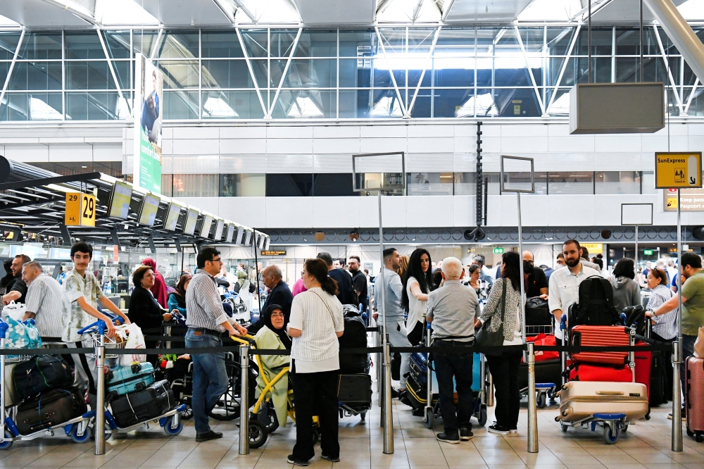 People wait in lines at Schiphol Airport in Amsterdam, Netherlands June 16, 2022. REUTERS/Piroschka van de Wouw/File Photo