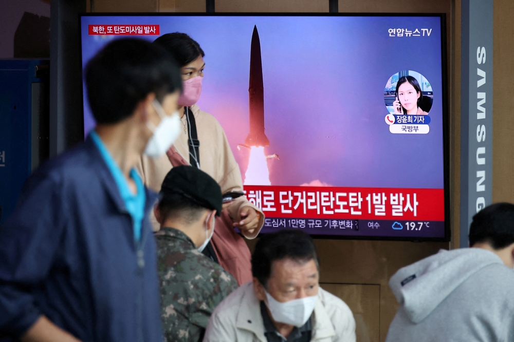 People watch a TV broadcasting a news report on North Korea firing a ballistic missile towards the sea off its east coast, in Seoul, South Korea, September 25, 2022. Reuters/Kim Hong-Ji