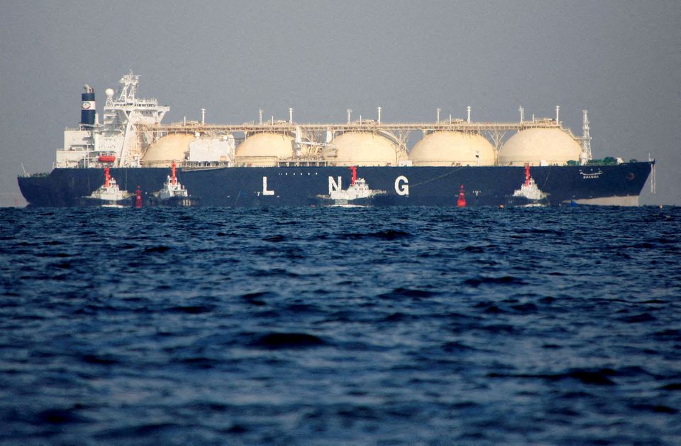 A liquefied natural gas (LNG) tanker is tugged towards a thermal power station in Futtsu, east of Tokyo, Japan November 13, 2017. REUTERS/Issei Kato/File Photo

