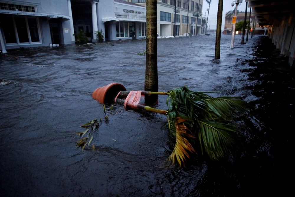 A flooded street is seen in downtown as Hurricane Ian makes landfall in southwestern Florida, in Fort Myers, Florida, U.S. September 28, 2022. Reuters/Marco Bello