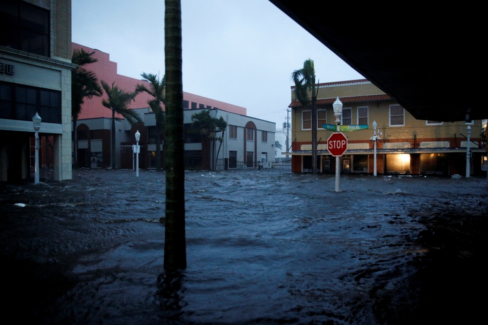 A flooded street is seen in downtown as Hurricane Ian makes landfall in southwestern Florida, in Fort Myers, Florida, U.S. September 28, 2022. REUTERS. 