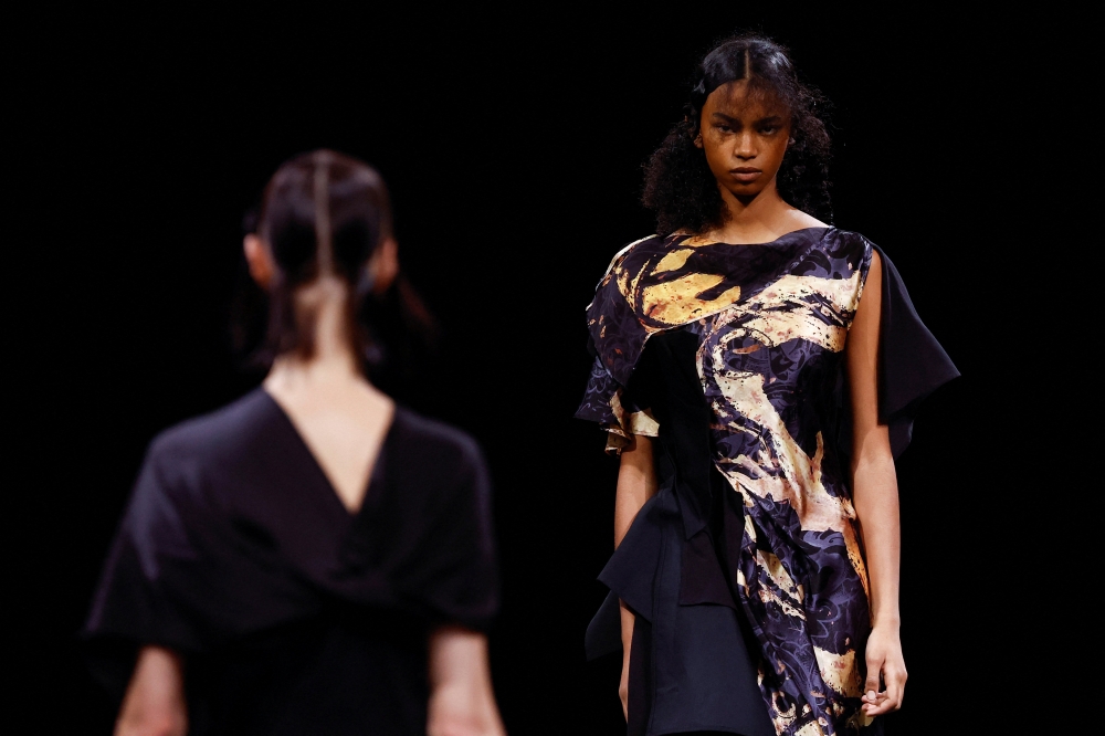 Models present creations by designer Yohji Yamamoto as part of his Spring-Summer 2023 Women's ready-to-wear collection show during Paris Fashion Week, France September 30, 2022. Reuters/Christian Hartmann