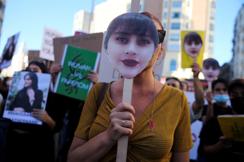 Protesters gather in support of Iranian women and against the death of Mahsa Amini at Callao square in Madrid, Spain, October 1, 2022. Reuters/Isabel Infantes/File Photo