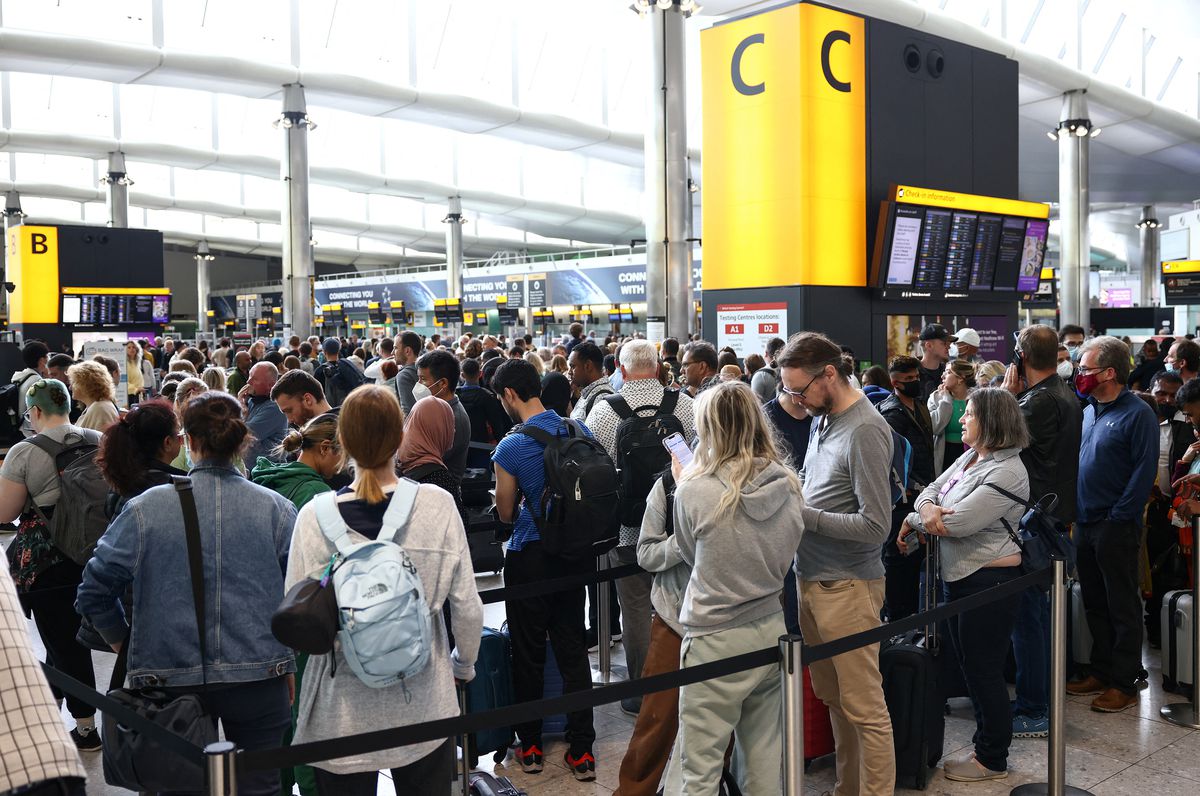 Passengers queue inside the departures terminal of Terminal 2 at Heathrow Airport in London, Britain, on June 27, 2022. (REUTERS/Henry Nicholls)