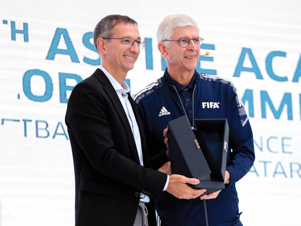 Aspire Academy Director General Ivan Bravo presents a memento to Arsene Wenger.