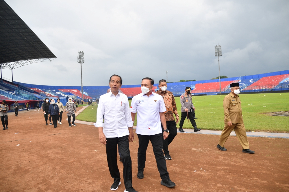 Indonesian President Joko Widodo (left) and Chairman of the Indonesian Football Association Mochamad Iriawan visited Kanjuruhan Stadium in Malang, East Java province, Indonesia, on October 5, 2022. (Indonesia's Presidential Palace/Handout via REUTERS) 