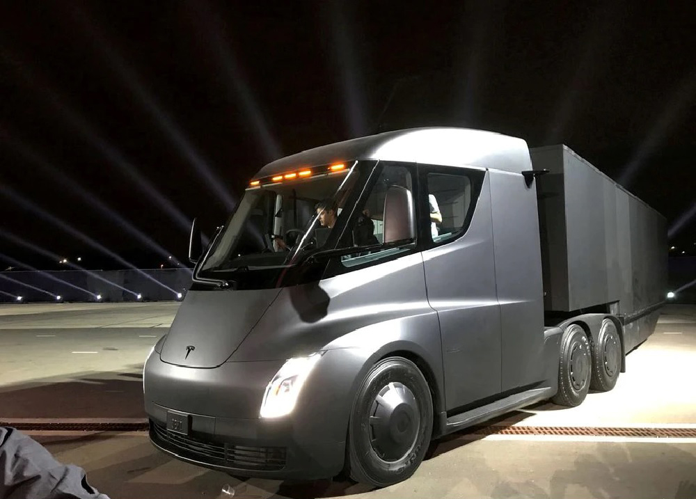 Tesla's new electric semi truck is unveiled during a presentation in Hawthorne, California, U.S., November 16, 2017. REUTERS/Alexandria Sage/File Photo


