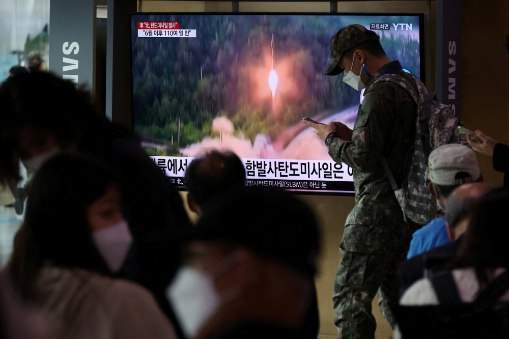 A South Korean soldiers walks past a TV broadcasting a news report on North Korea firing a ballistic missile towards the sea off its east coast, in Seoul, South Korea, on September 25, 2022. File Photo / Reuters
