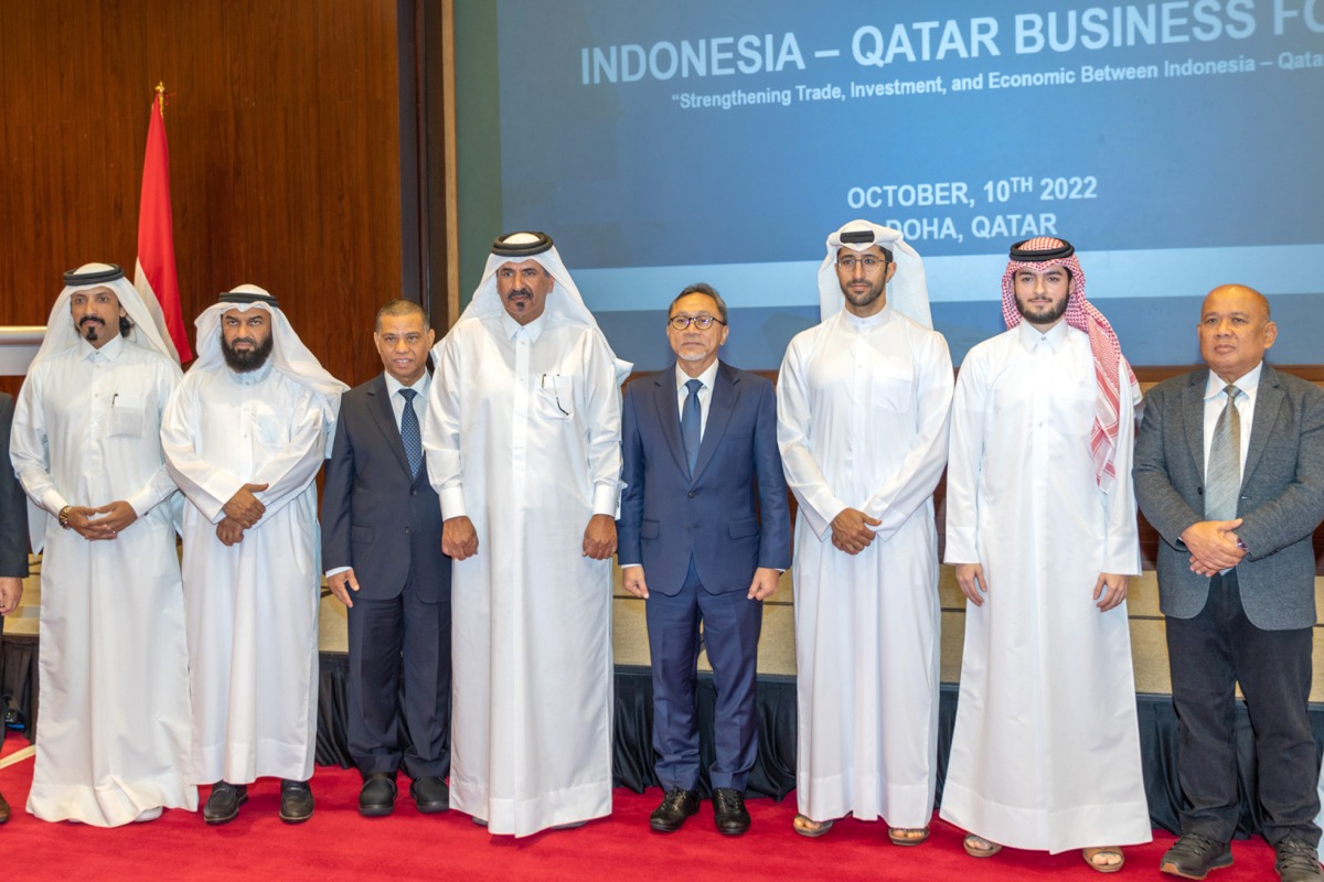 Minister of Trade of the Republic of Indonesia H E Zulkifli Hassan (fifth left), Indonesian Ambassador to Qatar H E Ridwan Hassan (third left), Assistant Undersecretary for Commerce Affairs at MoCI H E Saleh Al Khualifi (third right) and QC First Vice-Chairman Mohamed bin Twar Al Kuwari (fourth left) with other officials during the Qatari-Indonesian Business Forum, at the Sheraton Doha yesterday. 