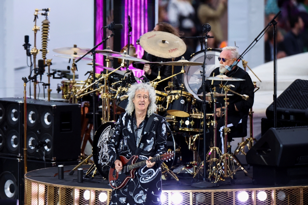 Brian May plays the guitar as the band Queen performs at the Queen's Platinum Jubilee celebrations, in London, Britain June 4, 2022. REUTERS/Hannah McKay/Pool/File Photo