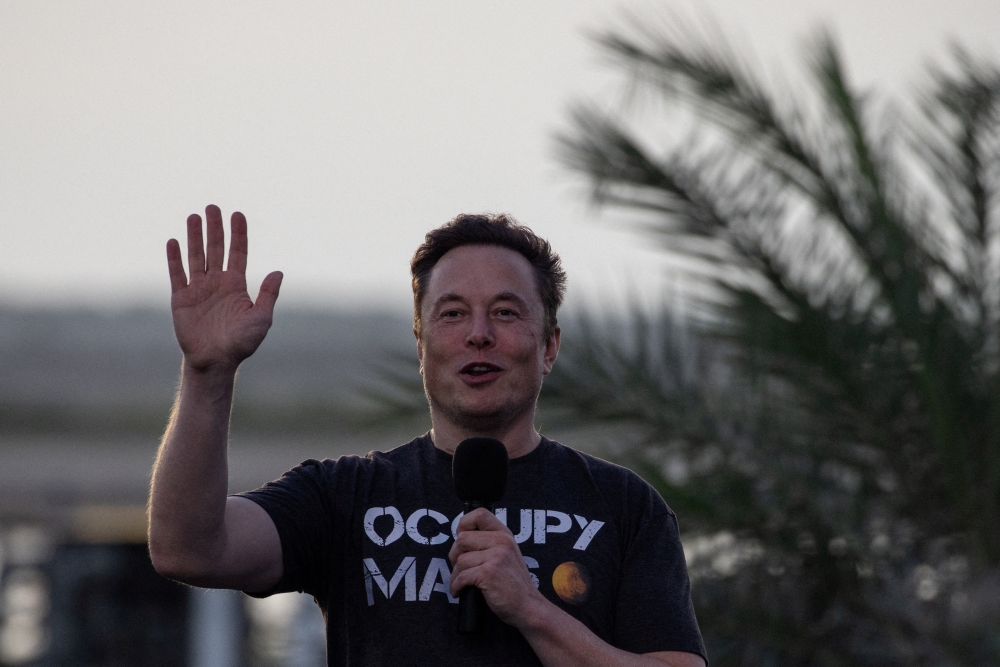 SpaceX Chief Engineer Elon Musk gestures during a joint news conference with T-Mobile CEO Mike Sievert at the SpaceX Starbase, in Brownsville, Texas, U.S., August 25, 2022. REUTERS/Adrees Latif/File Photo