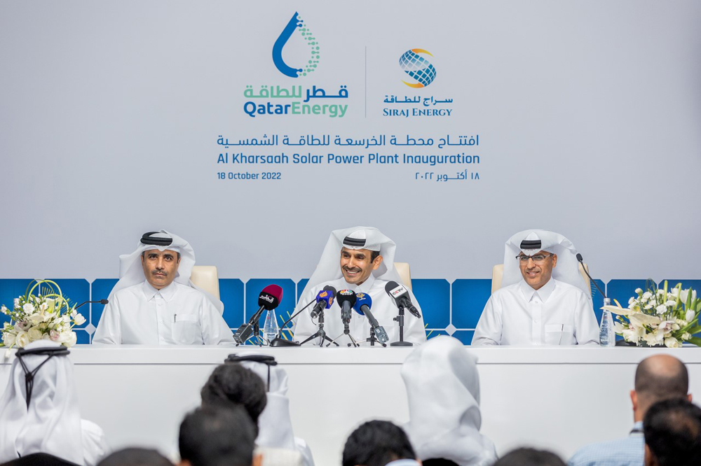 Minister of State for Energy Affairs H E Saad bin Sherida Al Kaabi (centre) addressing a press conference about inauguration of Al Kharsaah Solar PV Power Plant yesterday. President of Qatar General Electricity and Water Corporation (Kahramaa) Eng Issa bin Hilal Al Kuwari (left) and Executive Vice-President of Surface Development and Sustainability at QatarEnergy Ahmad Saeed Al Amoodi are also seen.