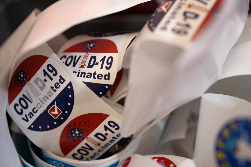 Patients receive stickers after receiving the coronavirus disease (Covid-19) booster vaccine targeting BA.4 and BA.5 Omicron sub variants at Skippack Pharmacy in Schwenksville, Pennsylvania, US, September 8, 2022. (REUTERS/Hannah Beier)