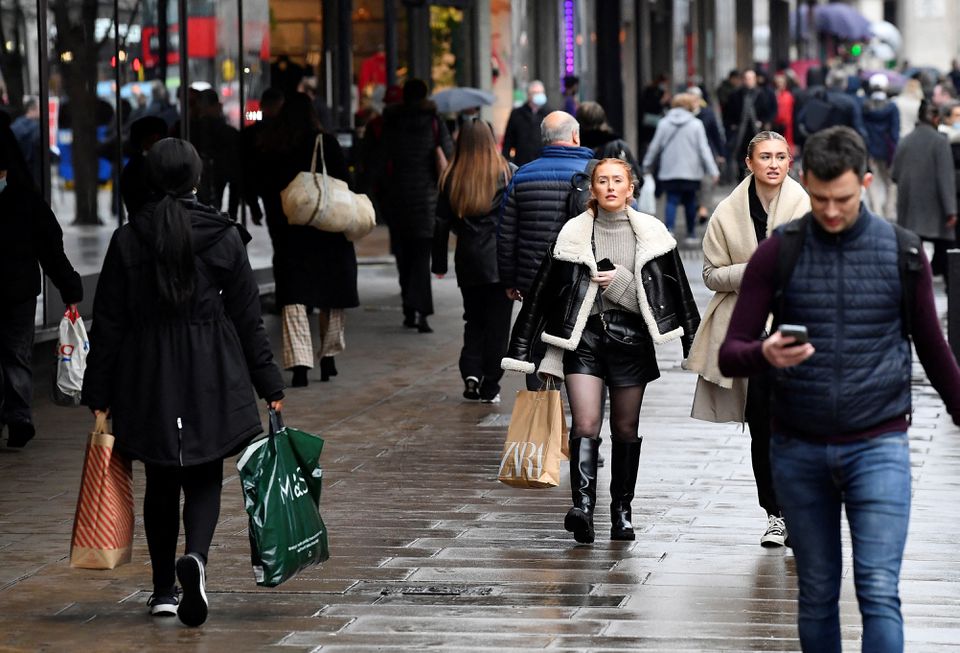 Shoppers walk on Oxford Street in London, Britain, January 27, 2022. REUTERS/Toby Melville/File Photo
