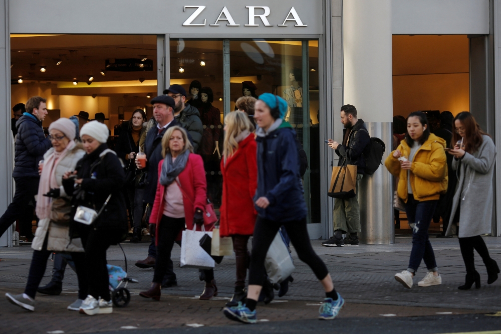 Shoppers walk past a Zara Store on Oxford Street in London, Britain December 17, 2018. REUTERS/Simon Dawson/File Photo