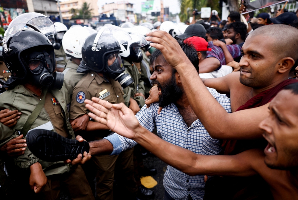 Demonstrators shout at Sri Lankan police officers during an anti-government protest of the Inter University Students' Federation amid the country's soaring economic crisis, in Colombo, Sri Lanka, October 18, 2022. (REUTERS/Dinuka Liyanawatte)