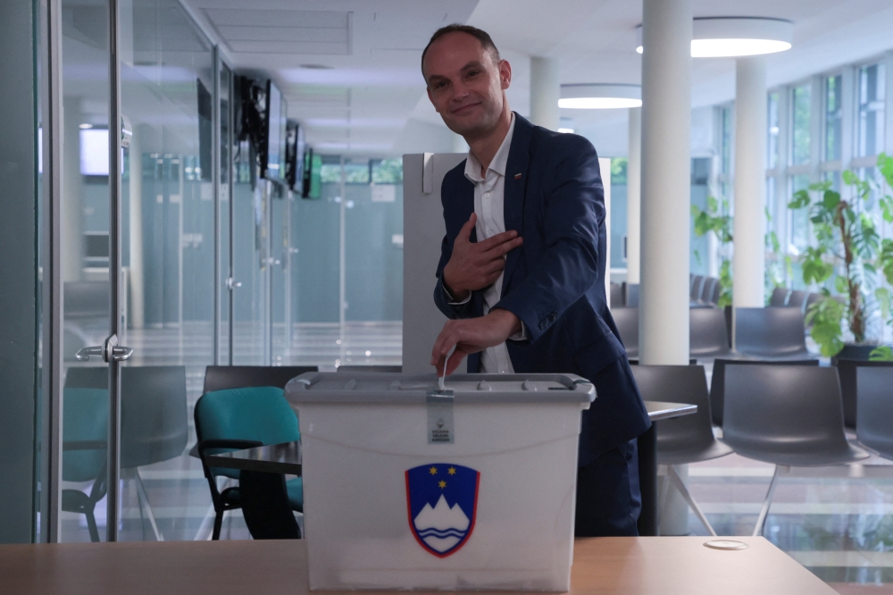 Presidential candidate Anze Logar votes during the presidential elections in Ljubljana, Slovenia, October 23, 2022. (REUTERS/Borut Zivulovic)