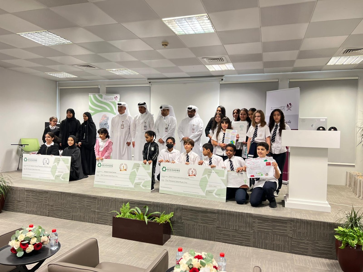 Al Daayen Municipality officials with students of winning schools.