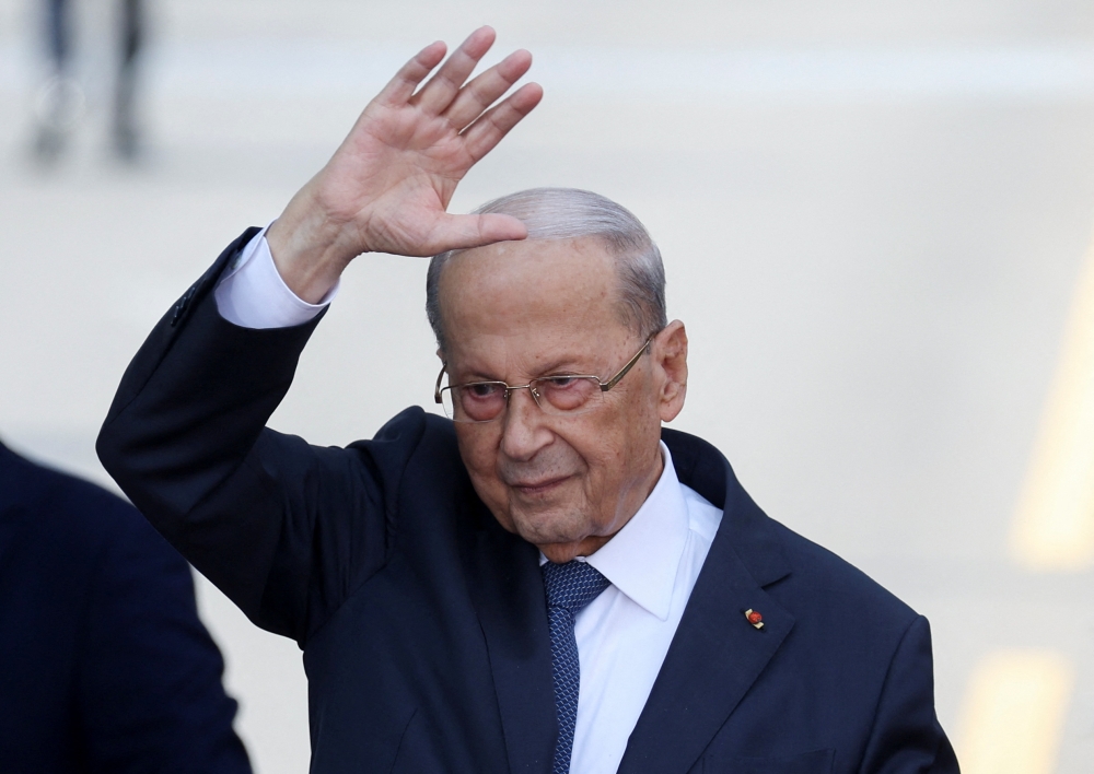 Lebanese outgoing President Michel gestures to his supporters as he leaves the presidential palace a day before his six-year term officially ends, in Baabda, Lebanon, October 30, 2022. (REUTERS/Mohamed Azakir)