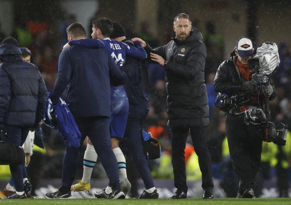 Chelsea's Ben Chilwell is helped off after sustaining an injury as Chelsea manager Graham Potter looks on during their Champions League  Group E match against Dinamo Zagreb at the Stamford Bridge, London, on November 2, 2022.   Action Images via Reuters/Peter Cziborra
 