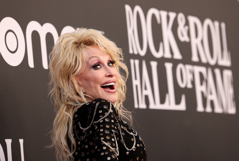 Dolly Parton attends the 37th Annual Rock & Roll Hall of Fame Induction Ceremony in Los Angeles, California, U.S., November 5, 2022. REUTERS/Mario Anzuoni