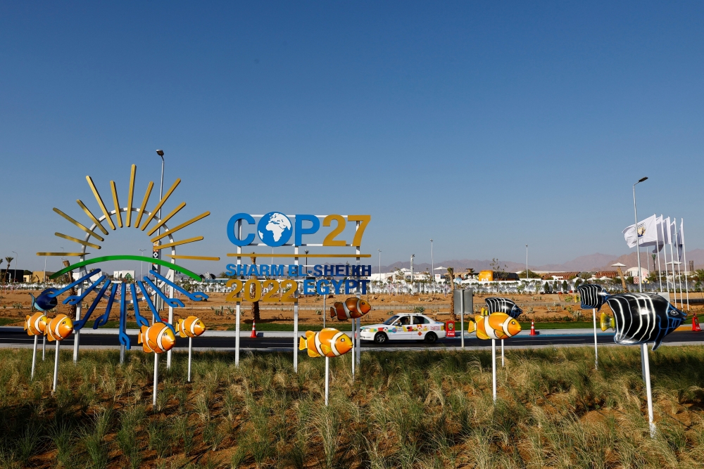 A car drives outside of the Sharm El Sheikh International Convention Centre before the COP27 climate summit opening in Egypt's Red Sea resort of Sharm el-Sheikh, Egypt November 6, 2022. Reuters/Thaier Al-Sudani