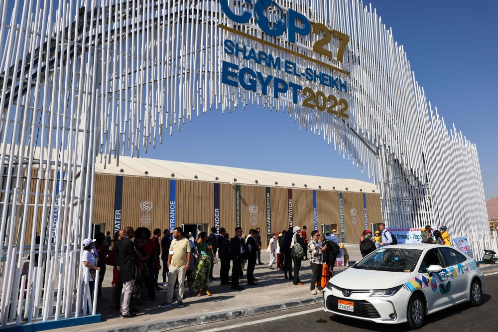 Delegates arrive at the Sharm El Sheikh International Convention Centre, in Egypt's Red Sea resort of the same name, on November 6, 2022, for the 2022 United Nations Climate Change Conference, more commonly known as COP27.  (Photo by JOSEPH EID / AFP)