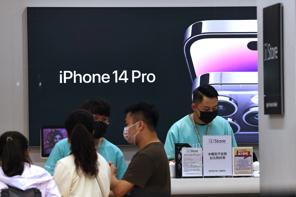 Customers visit an Apple store in Taipei, Taiwan, November 7, 2022. (REUTERS/Ann Wang)