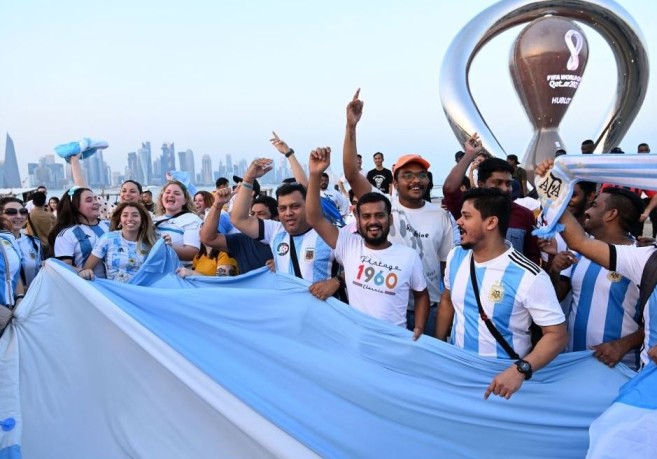 Argentina's fans cheer in front of the FIFA World Cup countdown clock in Doha on November 7, 2022, ahead of the Qatar 2022 FIFA World Cup football tournament. (Photo by Kirill KUDRYAVTSEV / AFP)