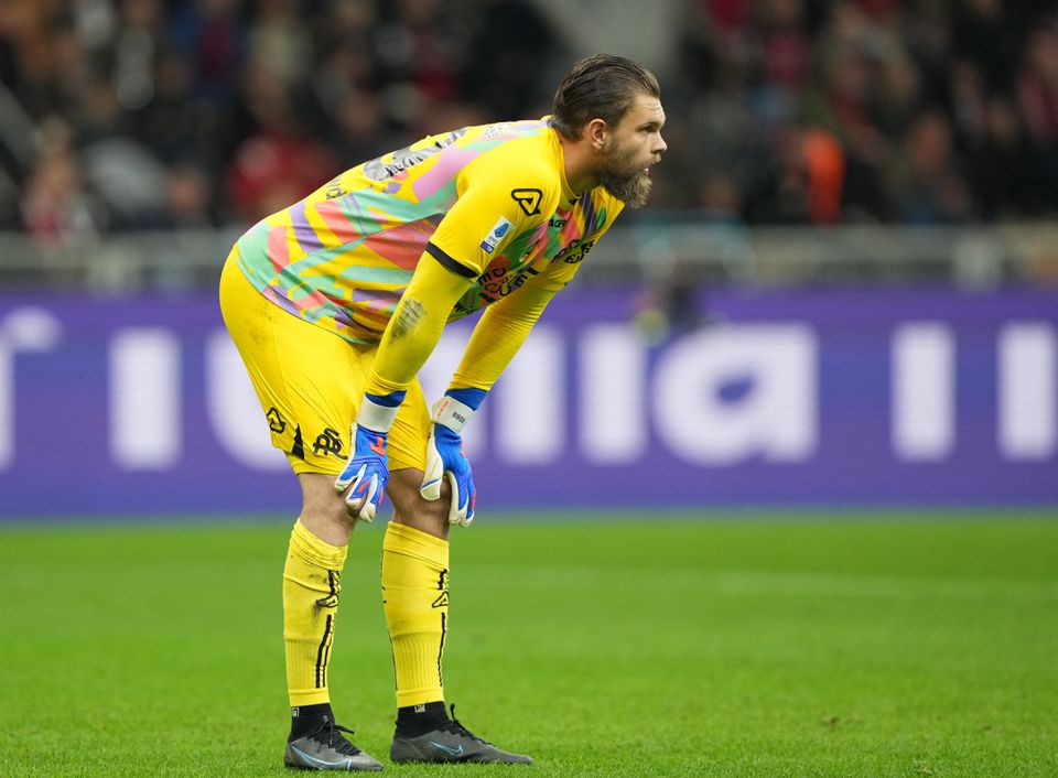 Spezia's Bartlomiej Dragowski in action during the Serie A match against AC Milan at the San Siro, Milan, Italy, on November 5, 2022.   REUTERS/Daniele Mascolo
