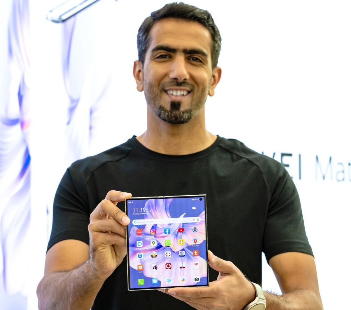 Qatari padel player, Mohammed Saadon Al Kuwari with Huawei Mate Xs2