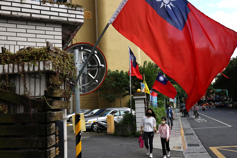 People walk by Taiwanese flags in Taipei, Taiwan, November 14, 2022. (REUTERS/Ann Wang)