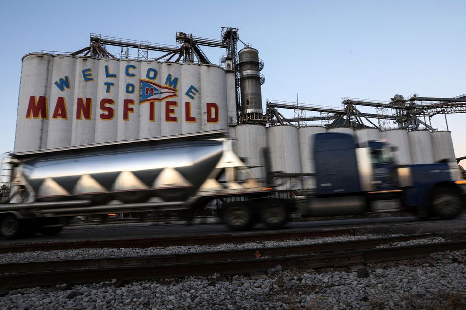 A semi-truck makes its way past an industrial plant in Mansfield, Ohio, U.S., November 6, 2022. File Photo / Reuters