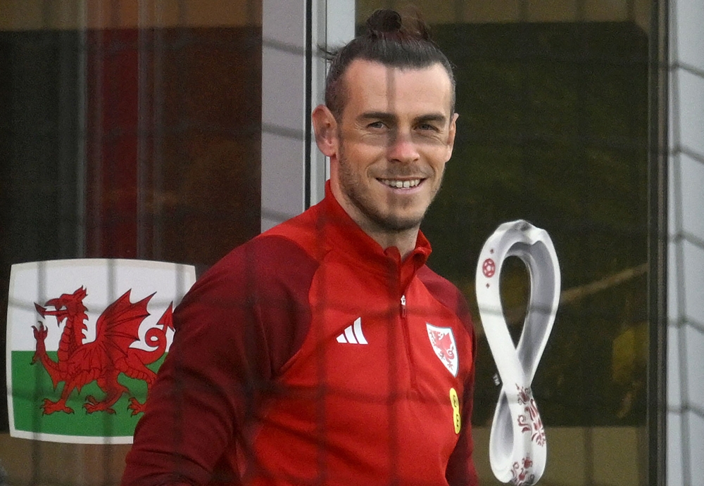 Wales' forward Gareth Bale (C) looks at his teammates taking part in a training session at the Al Saad SC in Doha on November 19, 2022, ahead of the Qatar 2022 World Cup football tournament. (Photo by Nicolas TUCAT / AFP)