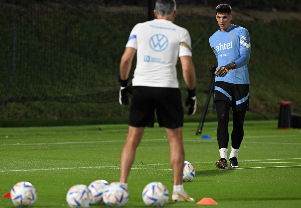 Uruguay's goalkeeper Sergio Rochet takes part in a training session at the Al Erssal training centre in Doha on November 20, 2022, during the Qatar 2022 World Cup football tournament. (Photo by PABLO PORCIUNCULA / AFP)