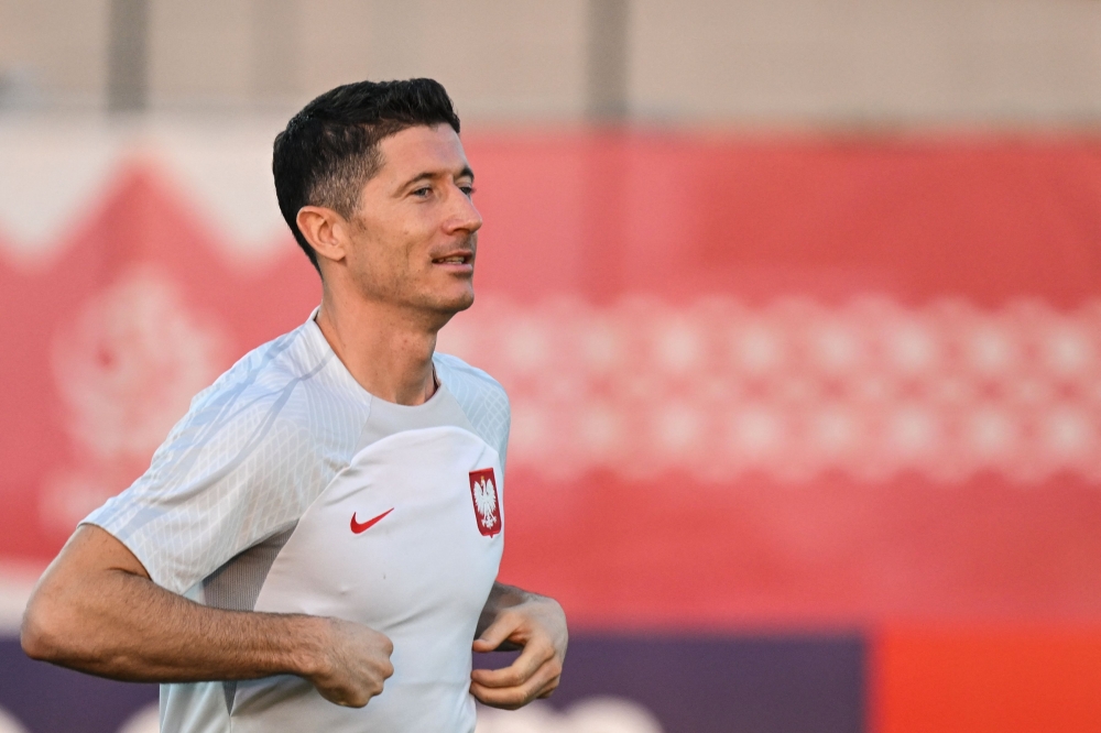 Poland's forward Robert Lewandowski takes part in a training session at the Al Kharaititat SC Training Site in Doha on November 21, 2022, on the eve of the Qatar 2022 World Cup football match between Mexico and Poland. (Photo by ANDREJ ISAKOVIC / AFP)