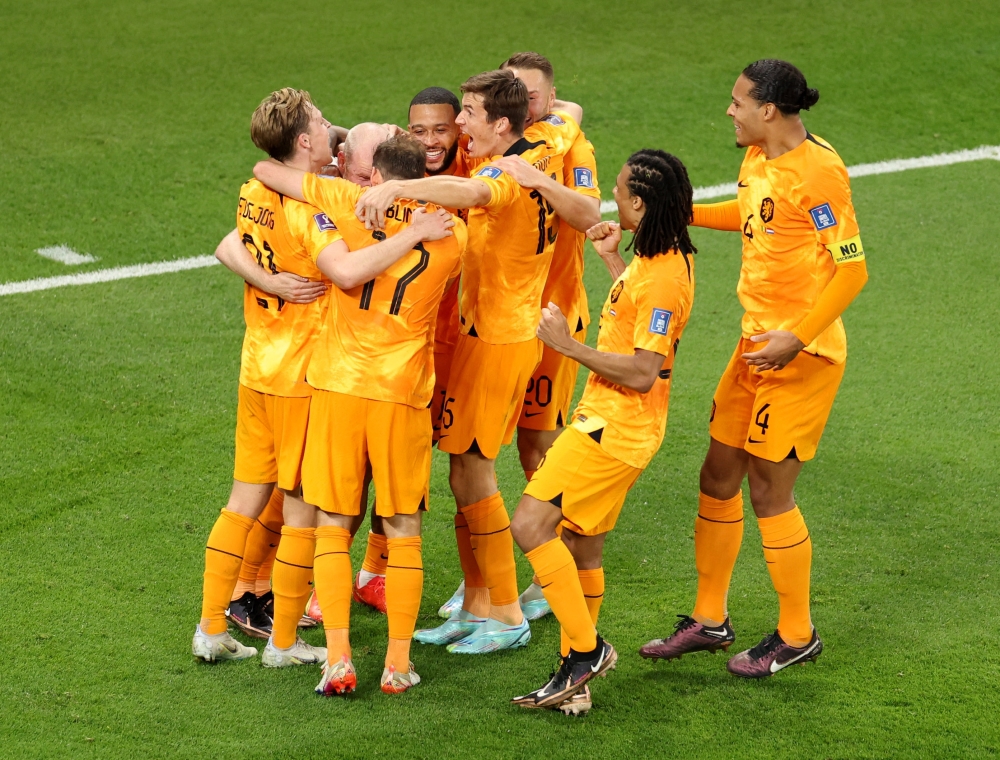 Netherlands' Davy Klaassen celebrates scoring their second goal with teammates during FIFA World Cup Qatar 2022 Group A match between Senegal and Netherlands at Al Thumama Stadium, Doha, Qatar, November 21, 2022. (REUTERS/Molly Darlington)