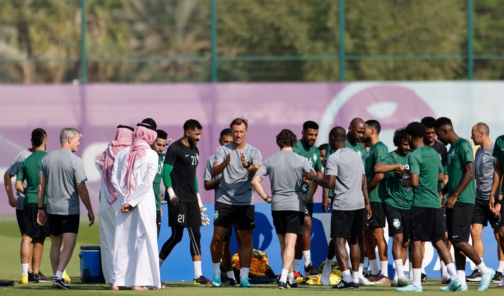 Saudi Arabia's French coach Herve Renard (centre) speaks with his players during a training session at the Sealine Training Site on November 21, 2022. (AFP/Khaled Desouki)